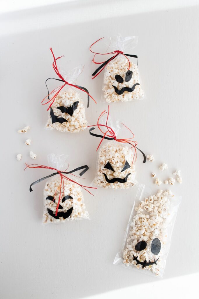Popcorn-Monster für Halloween: Schnelle Geschenkidee mit Gruselfaktor
