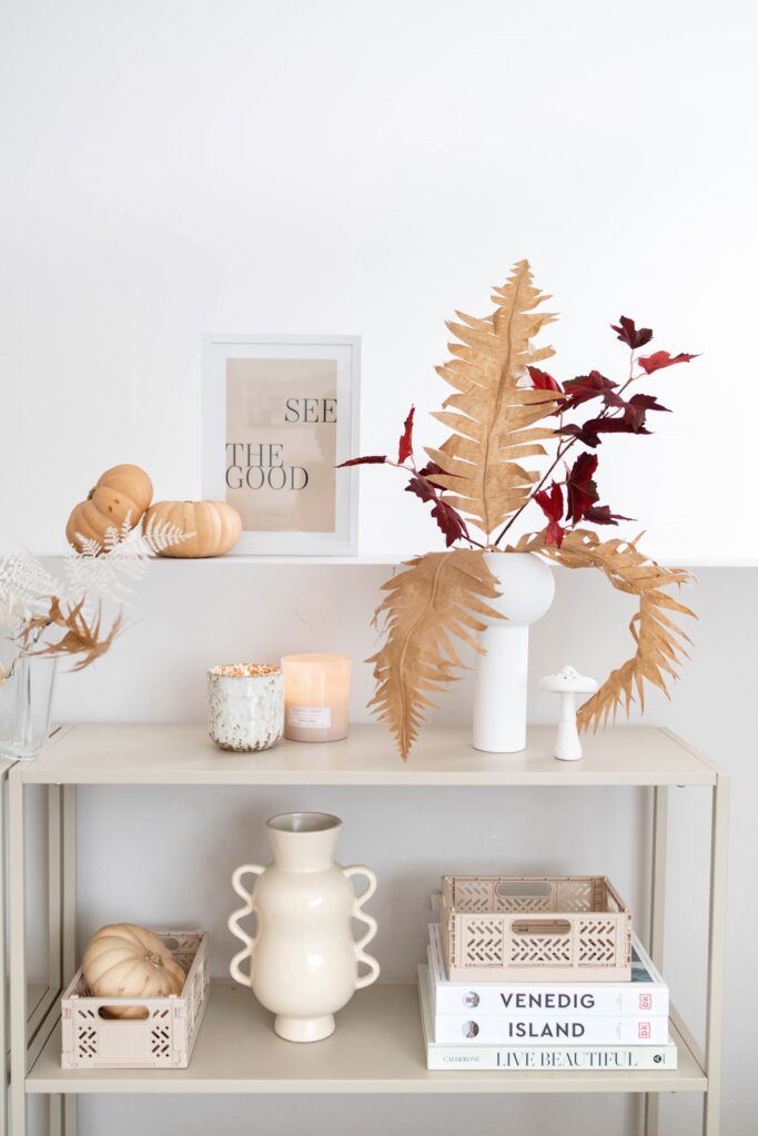 Herbstdeko fürs Wohnzimmer: Deko-Farn aus Papier