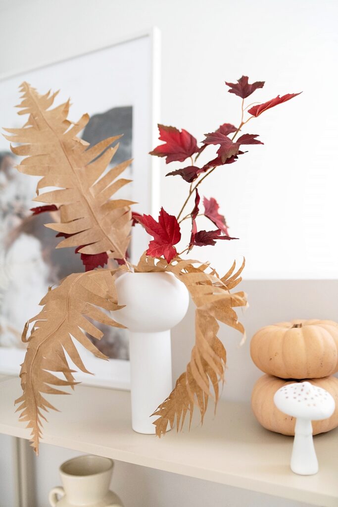 Herbstdeko fürs Wohnzimmer: Deko-Farn aus Papier