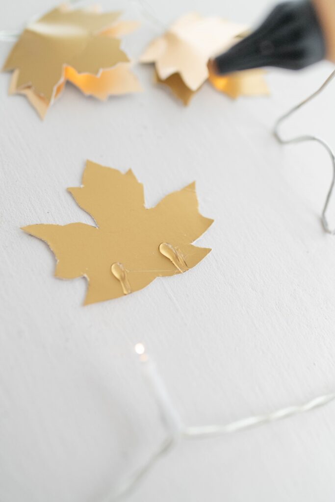 DIY Lichterkette mit goldenen Blättern