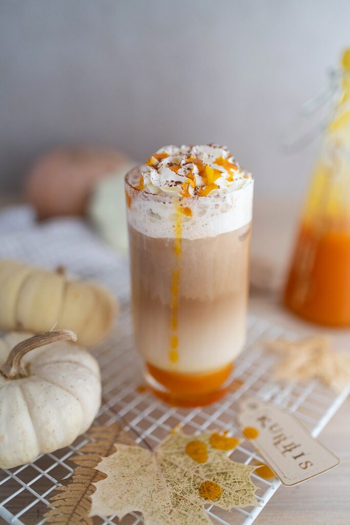Herbstgenuss selbstgemacht: Pumpkin Spice Latte mit selbstgemachten Kürbisgewürz-Sirup
