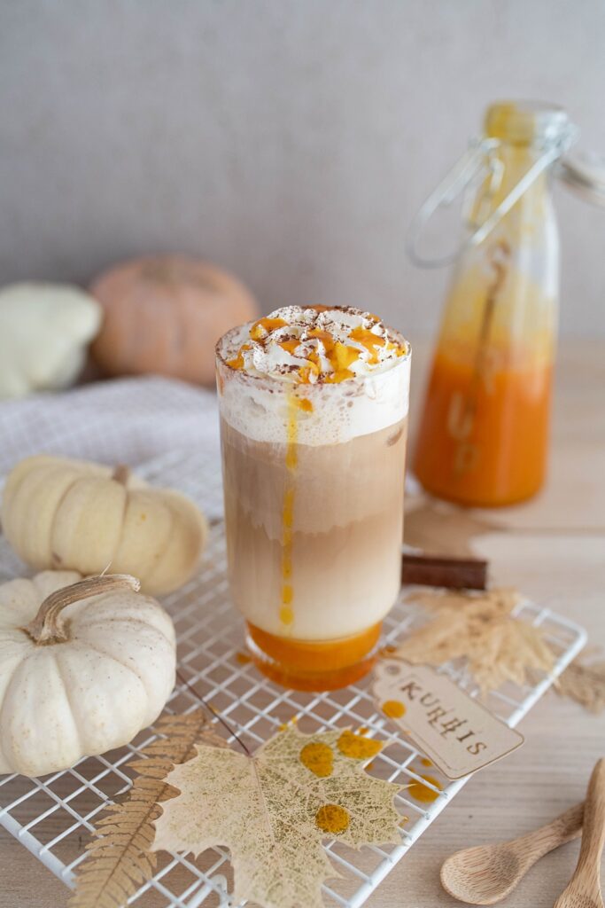 Herbstgenuss selbstgemacht: Pumpkin Spice Latte mit hausgemachtem Kürbisgewürz-Sirup
