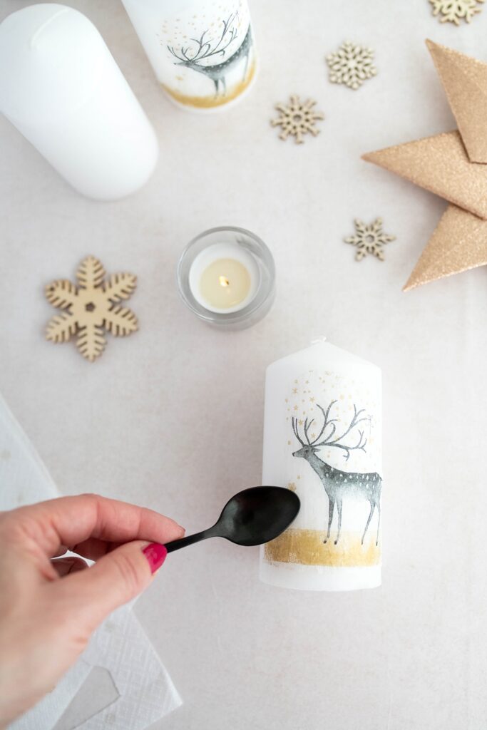 Weihnachtliche Motiv-Kerze mit Papierservietten gestalten