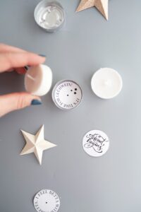 Schnelle DIY Geschenkidee Teelichter mit versteckten WeihnachtsSprüchen