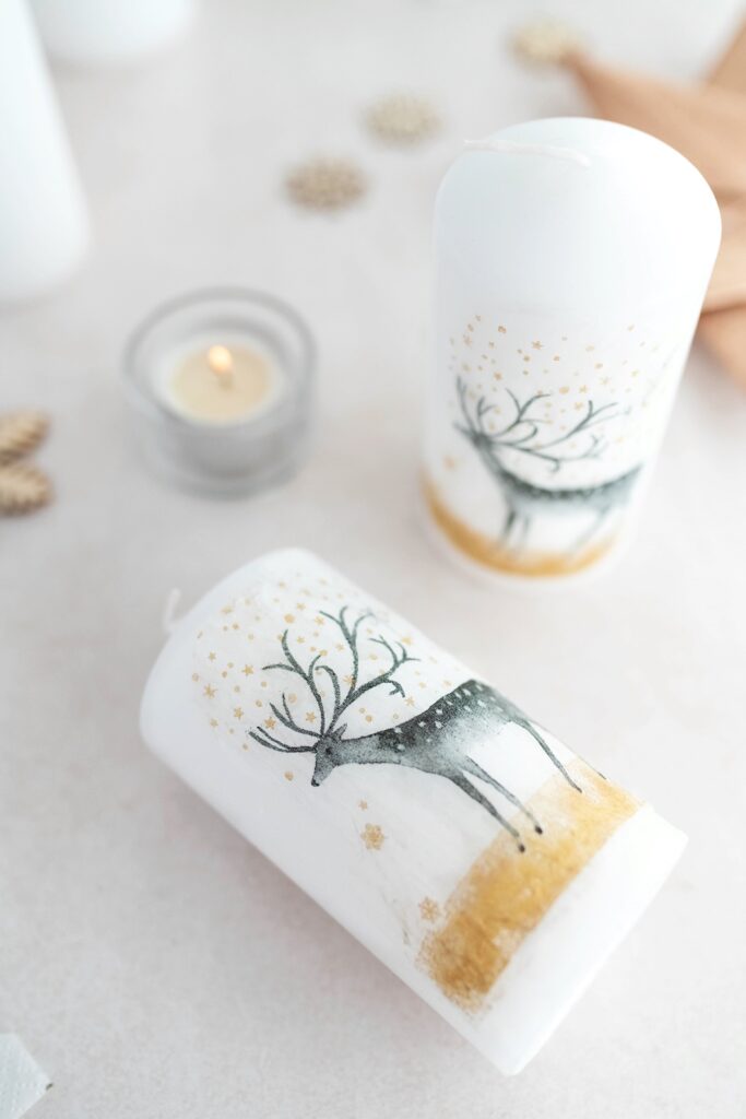 Weihnachtliche Motiv-Kerze mit Papierservietten gestalten