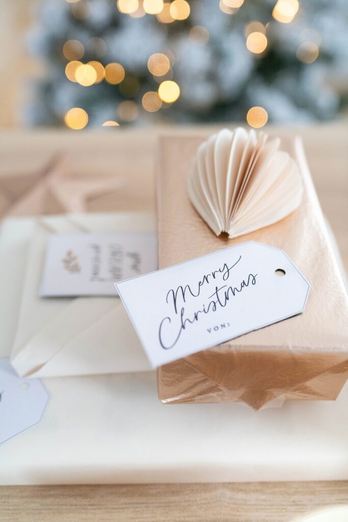 Kreativ schenken: Kostenlose Weihnachtsanhänger für deine Geschenkideen