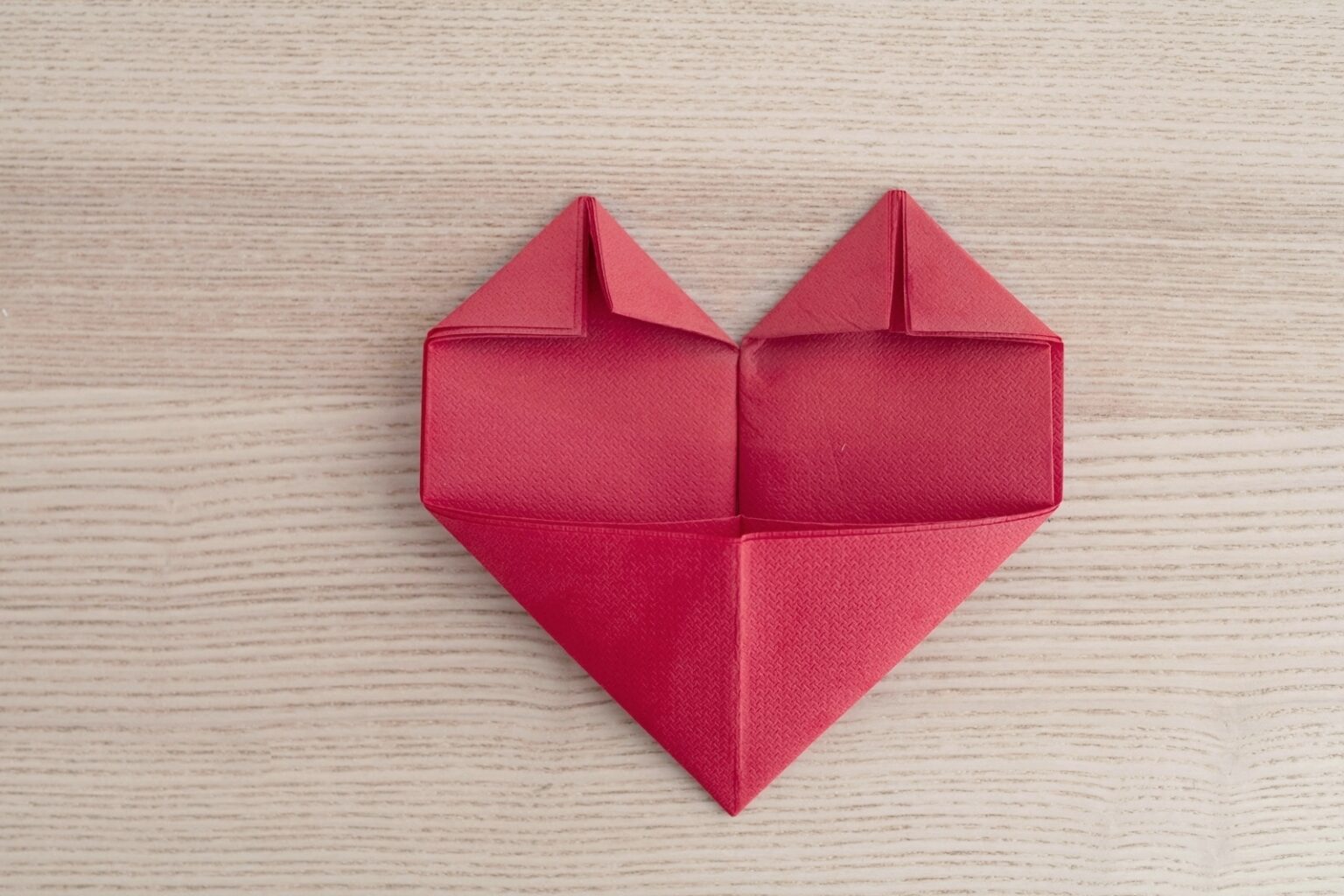 Tischdeko F r Den Valentinstag Einfache Herz Servietten Falten tischdeko-f-r-den-valentinstag-einfache-herz-servietten-falten