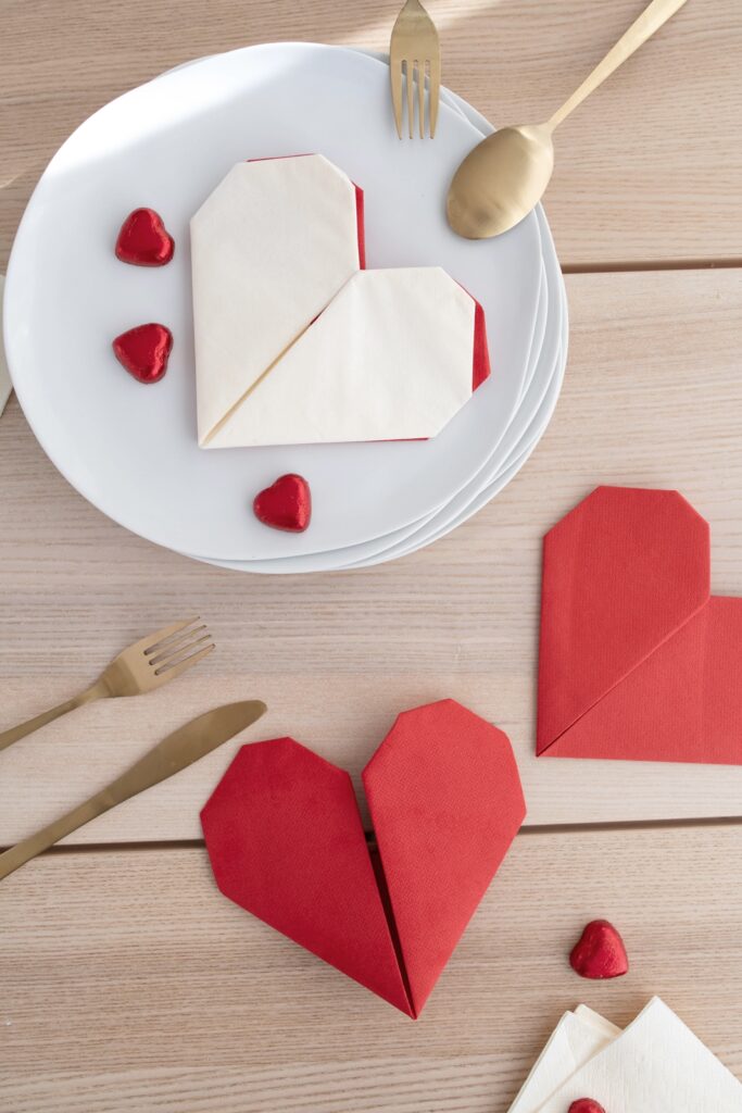 Tischdeko für den Valentinstag: Einfache Herz Servietten falten ♥