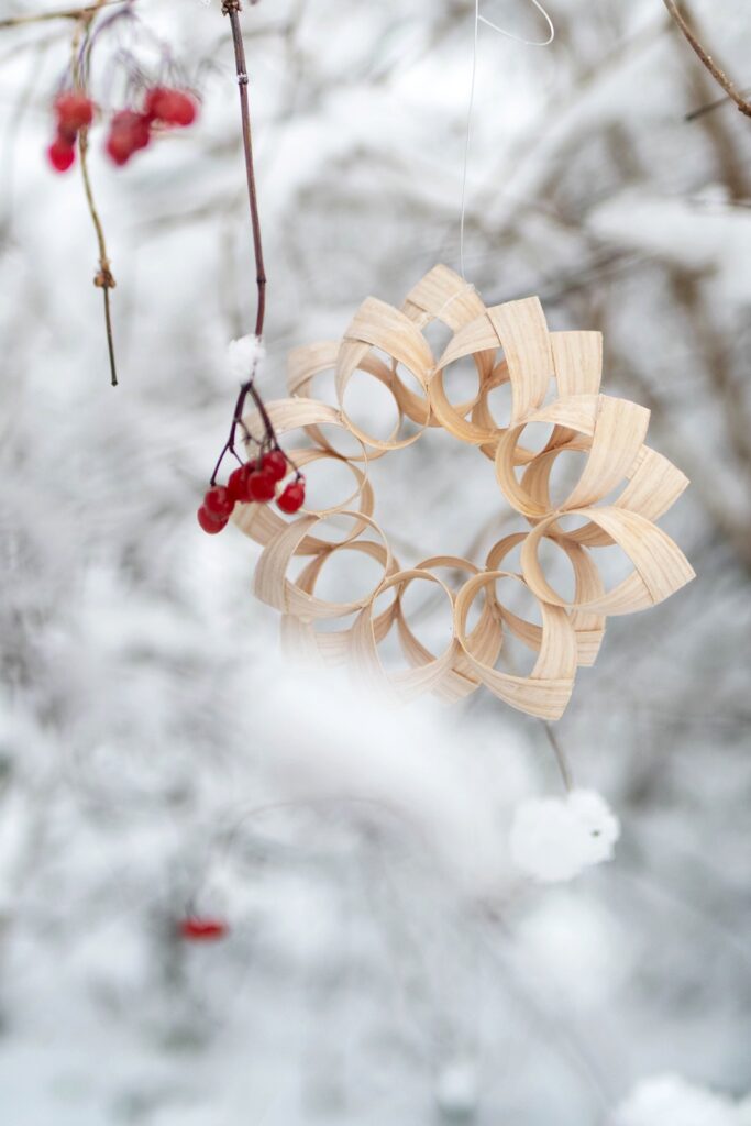 DIY-Dekoidee für den Jänner: Winterblumen aus Holzfurnier basteln