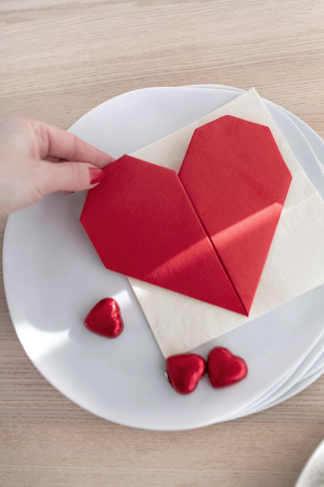 Tischdeko für den Valentinstag Einfache Herz Servietten falten ♥