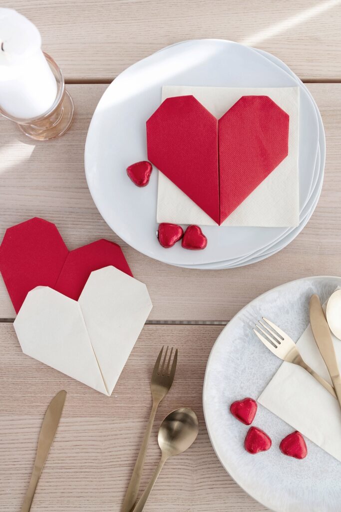 Tischdeko für den Valentinstag: Einfache Herz Servietten falten ♥