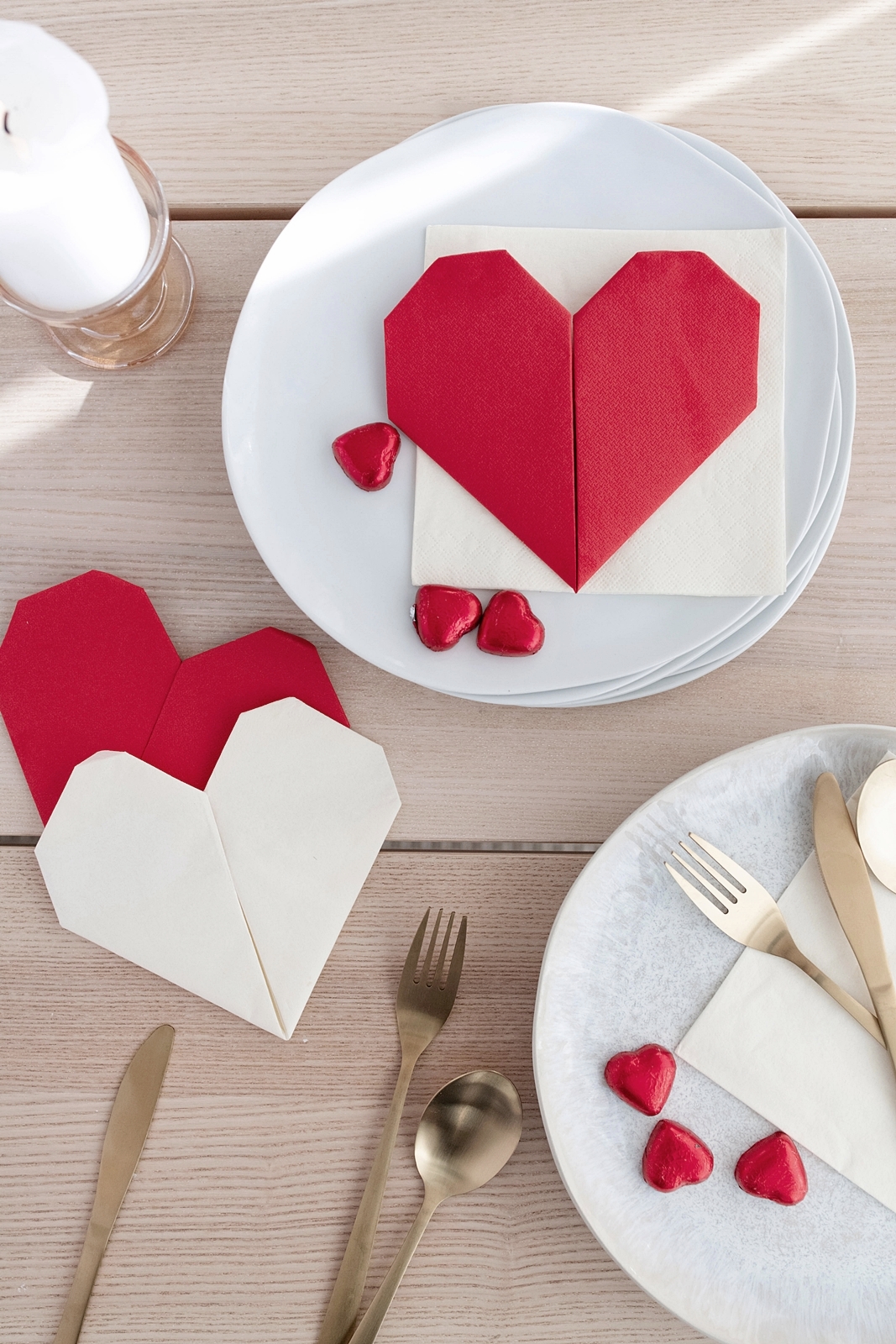 Tischdeko F r Den Valentinstag Einfache Herz Servietten Falten tischdeko-f-r-den-valentinstag-einfache-herz-servietten-falten