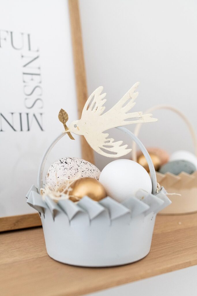 Schnelle Upcycling-Idee für Ostern: Geschenkkorb aus Einwegbechern
