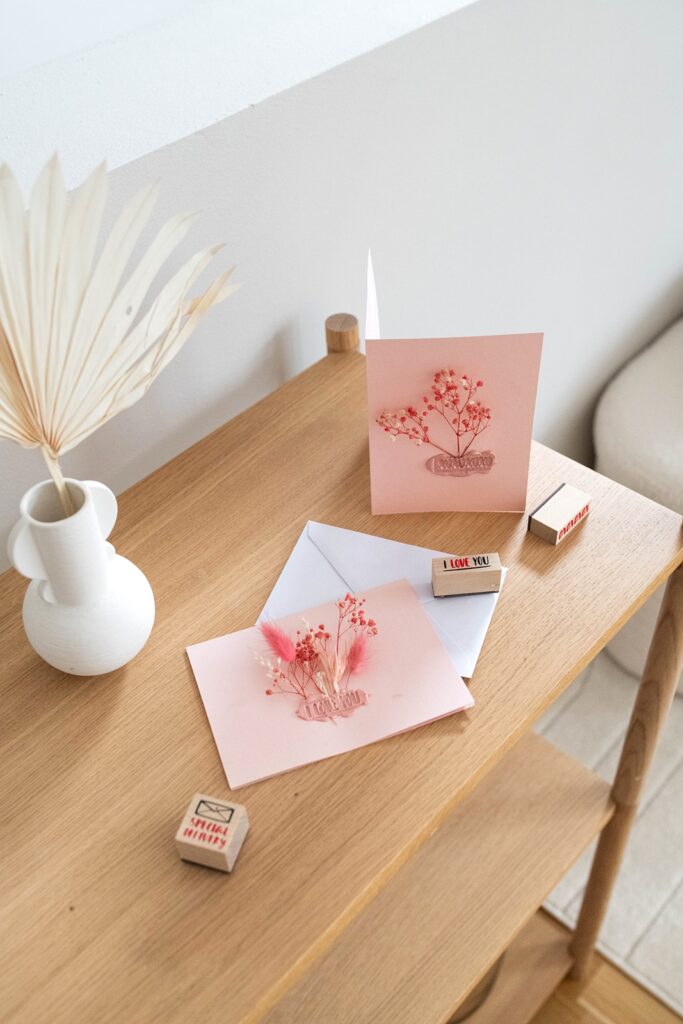 Kreatives Basteln zum Muttertag: Selbstgemachte Karten mit Trockenblumen und Siegelwachs gestalten