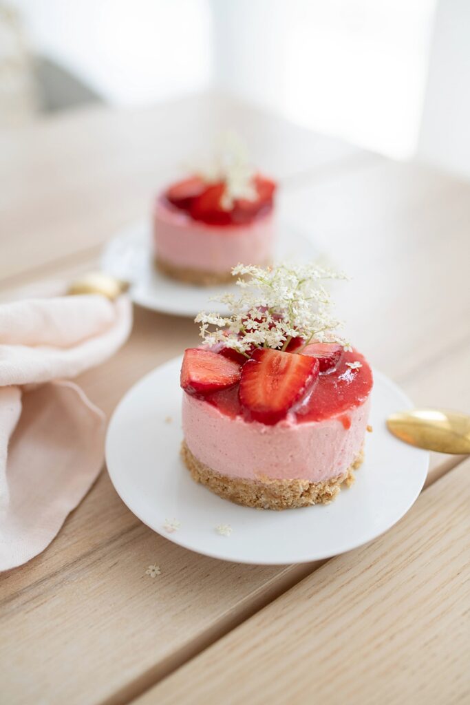 Sommerliche Erdbeer-Joghurt Torte mit Holunderblütensirup – ganz ohne Backen!