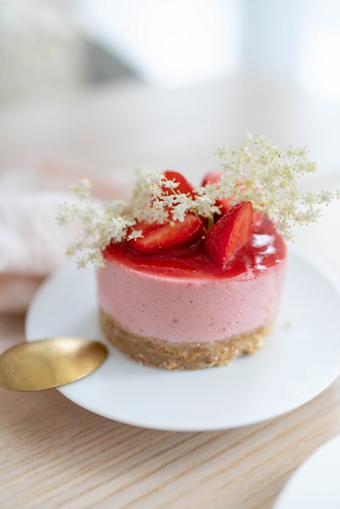 Sommerliche Erdbeer-Joghurt Torte mit Holunderblütensirup – ganz ohne Backen!