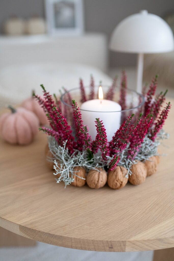 Herbstleuchten: DIY Windlicht aus Walnüssen, Heidekraut und Stacheldraht