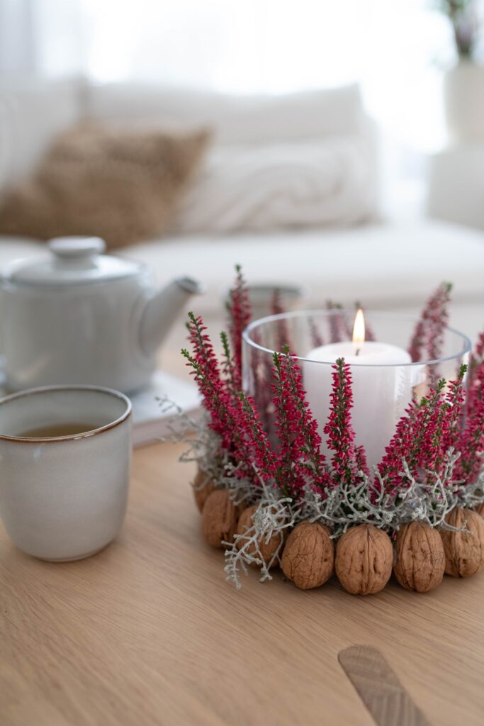 Herbstleuchten: DIY Windlicht aus Walnüssen, Heidekraut und Stacheldraht