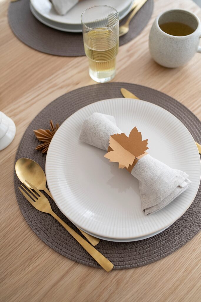 Herbstliche DIY-Tischdeko: Papier-Serviettenringe in Blattform mit Vorlage