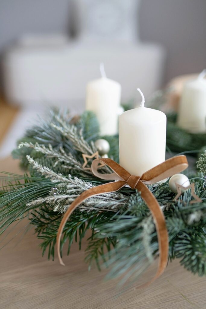 Stecken statt binden: DIY Adventskranz aus Tannengrün und Seidenkiefer