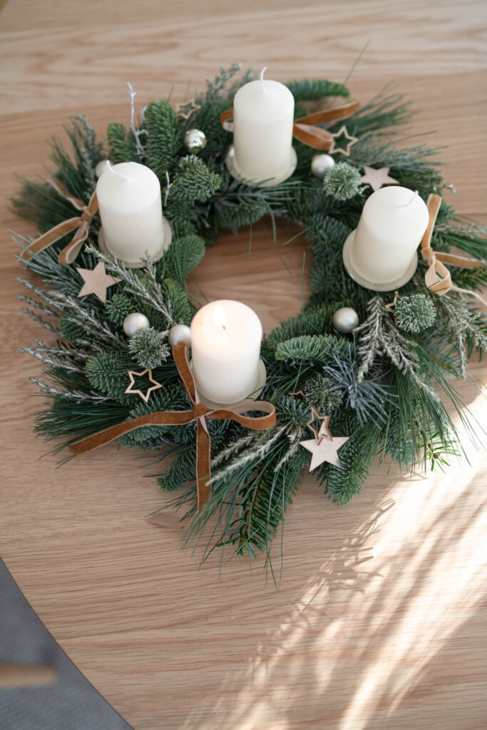 Stecken statt binden: DIY Adventskranz aus Tannengrün und Seidenkiefer