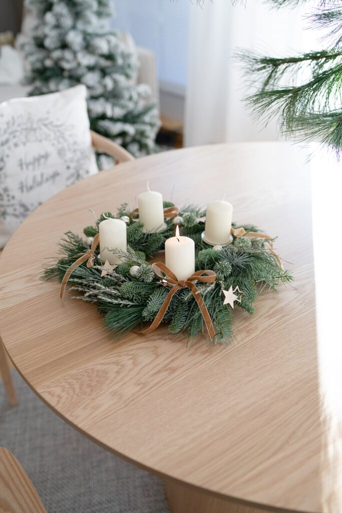 Stecken statt binden: DIY Adventskranz aus Tannengrün und Seidenkiefer