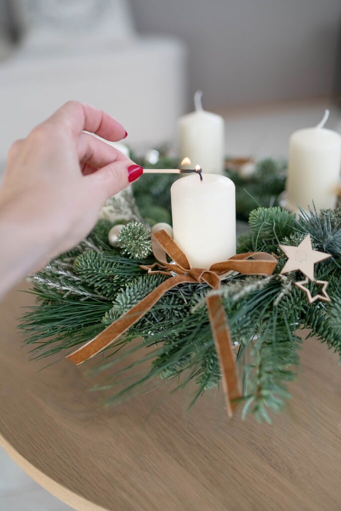 Stecken statt binden: DIY Adventskranz aus Tannengrün und Seidenkiefer