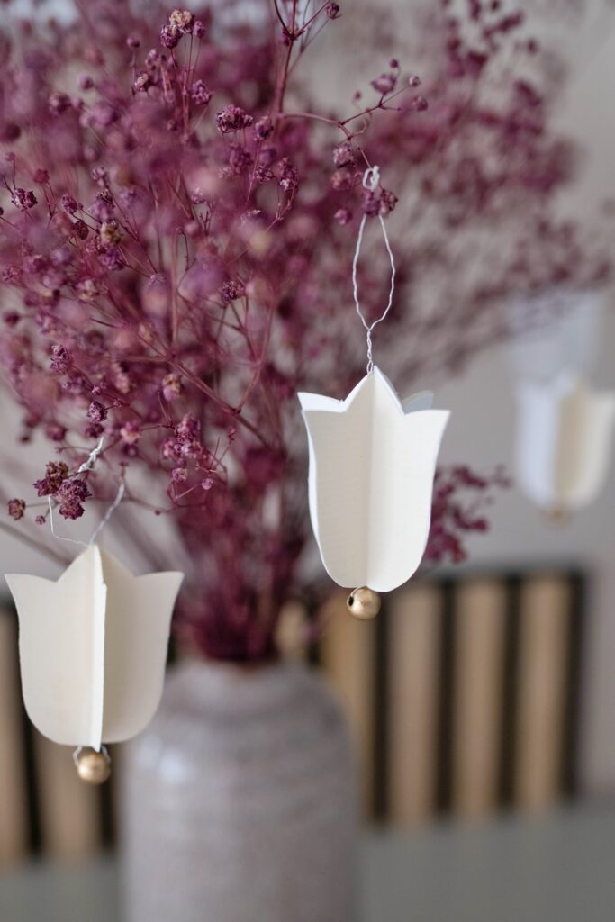 DIY Frühlingsdeko: So bastelst du Tulpen-Anhänger aus Papier