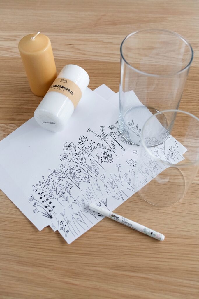 DIY Frühlingsdeko: Gläser mit Blumenmotiv bemalen inkl. Vorlage