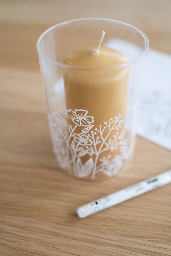 DIY Frühlingsdeko: Gläser mit Blumenmotiv bemalen inkl. Vorlage