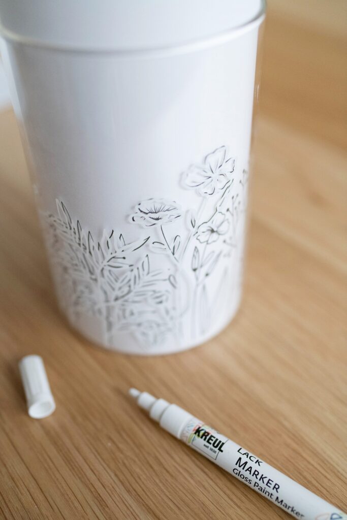 DIY Frühlingsdeko: Gläser mit Blumenmotiv bemalen inkl. Vorlage