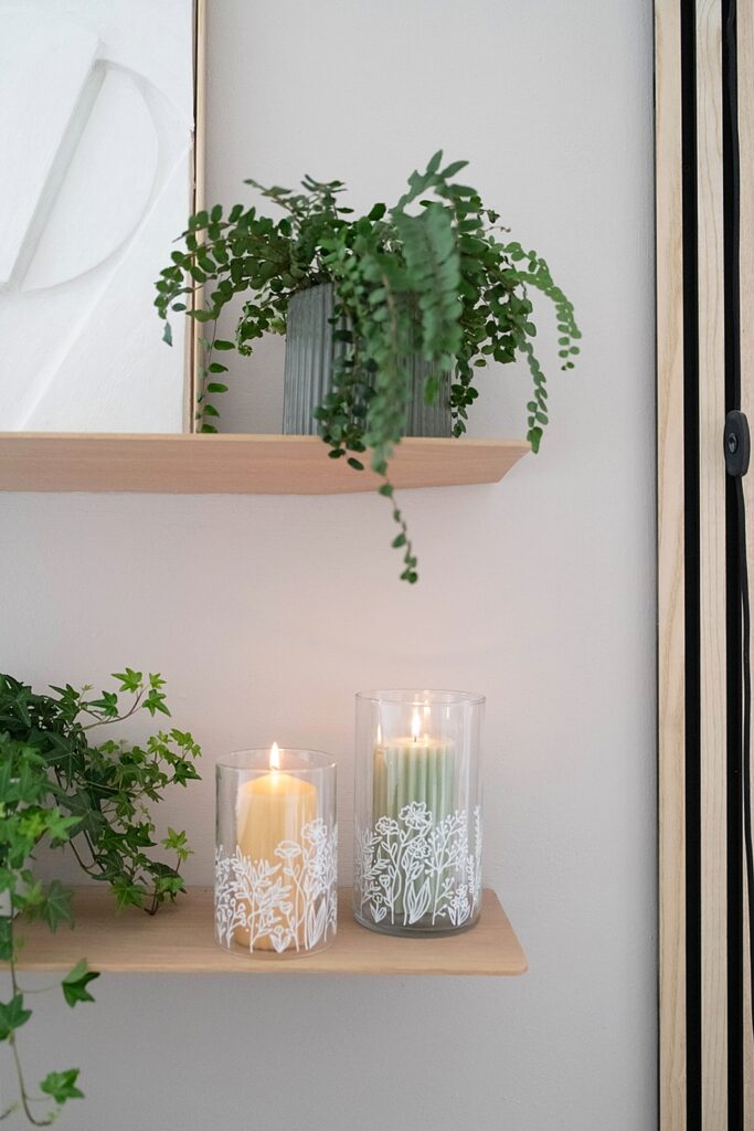 DIY Frühlingsdeko: Gläser mit Blumenmotiv bemalen inkl. Vorlage