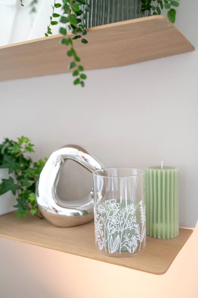 DIY Frühlingsdeko: Gläser mit Blumenmotiv bemalen inkl. Vorlage