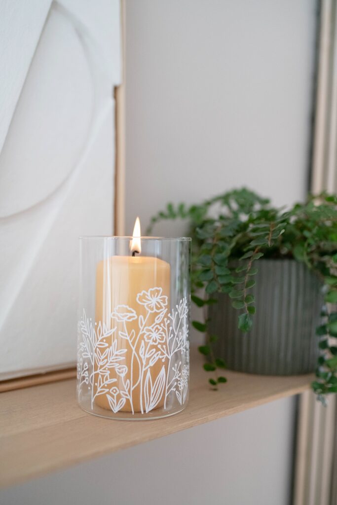 DIY Frühlingsdeko: Gläser mit Blumenmotiv bemalen inkl. Vorlage