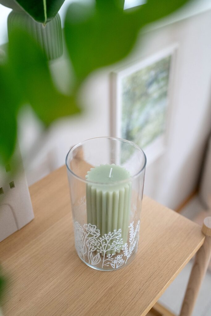 DIY Frühlingsdeko: Gläser mit Blumenmotiv bemalen inkl. Vorlage