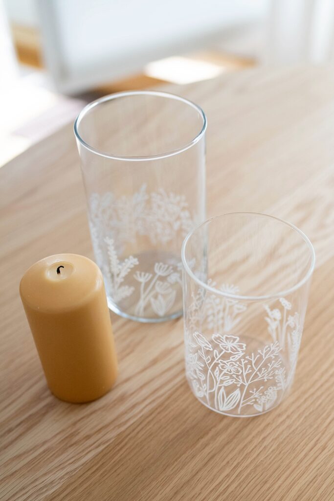 DIY Frühlingsdeko: Gläser mit Blumenmotiv bemalen inkl. Vorlage