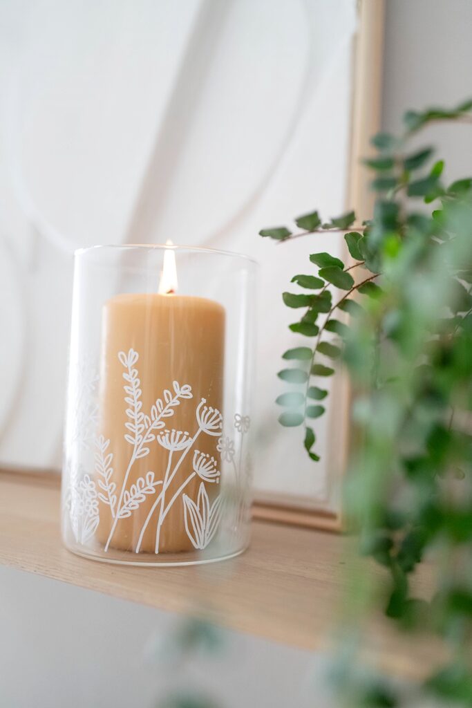 DIY Frühlingsdeko: Gläser mit Blumenmotiv bemalen inkl. Vorlage