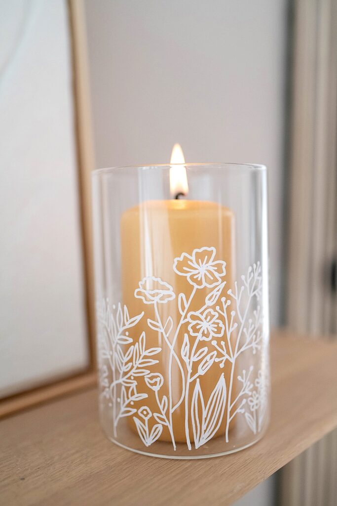 DIY Frühlingsdeko: Gläser mit Blumenmotiv bemalen inkl. Vorlage