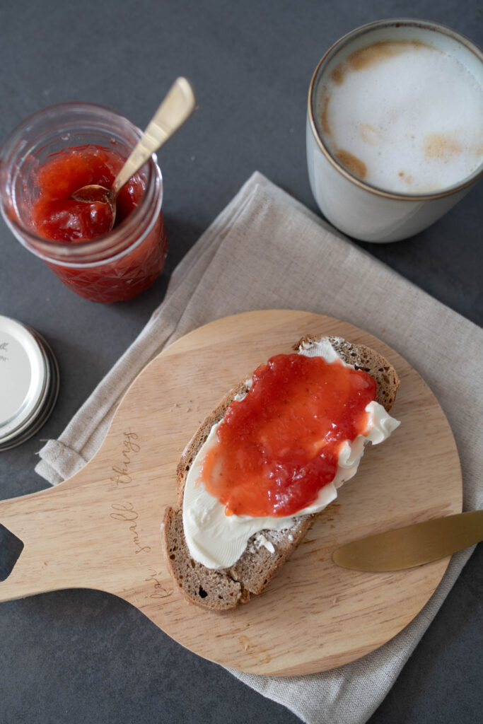 Erdbeer-Rhabarber-Marmelade: Fruchtiger Sommergenuss im Glas