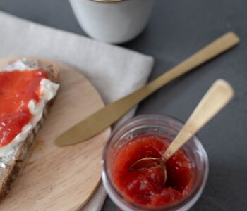 Erdbeer-Rhabarber-Marmelade: Fruchtiger Sommergenuss im Glas