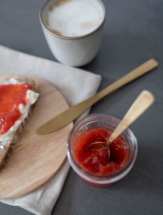 Erdbeer-Rhabarber-Marmelade: Fruchtiger Sommergenuss im Glas