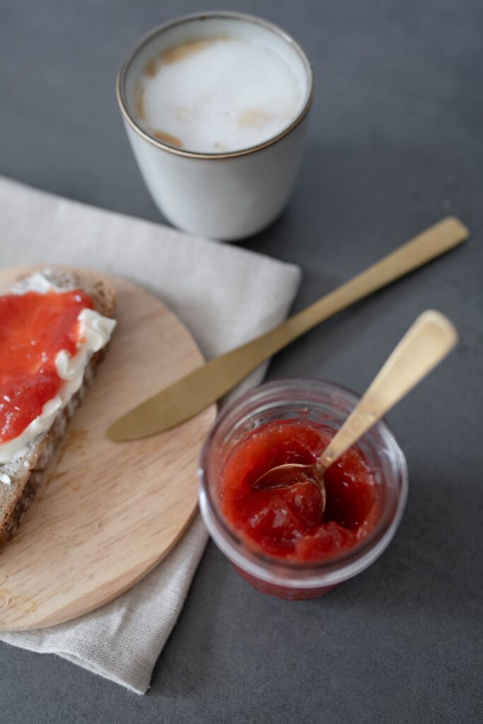 Erdbeer-Rhabarber-Marmelade: Fruchtiger Sommergenuss im Glas