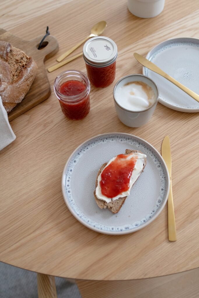 Erdbeer-Rhabarber-Marmelade: Fruchtiger Sommergenuss im Glas
