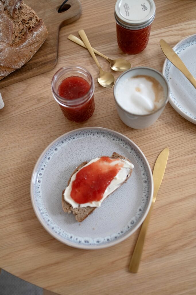 Erdbeer-Rhabarber-Marmelade: Fruchtiger Sommergenuss im Glas