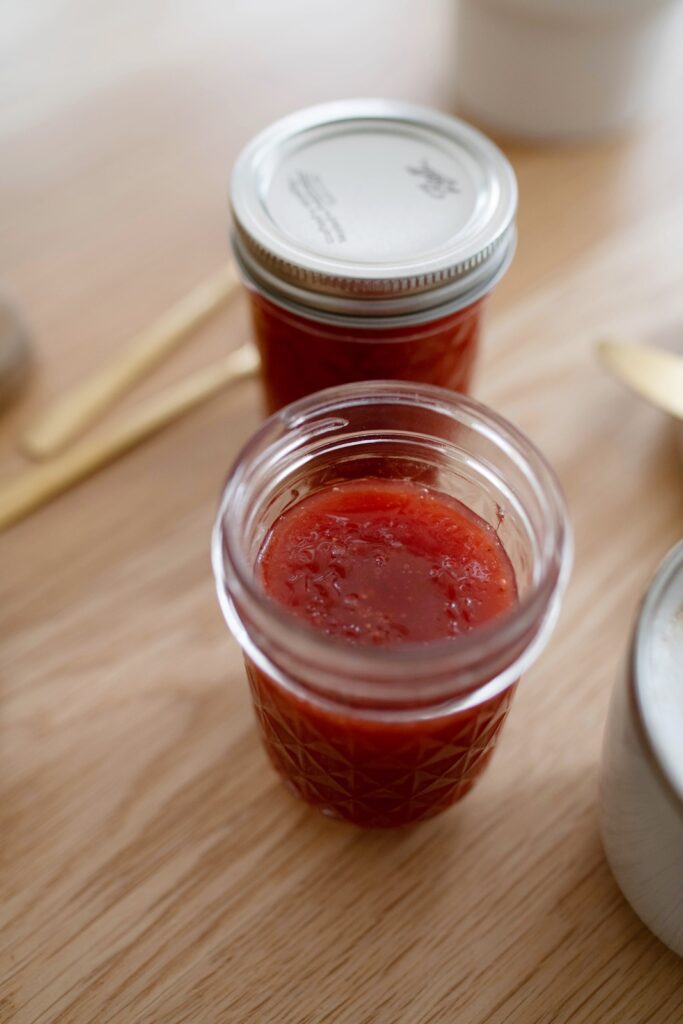 Erdbeer-Rhabarber-Marmelade: Fruchtiger Sommergenuss im Glas