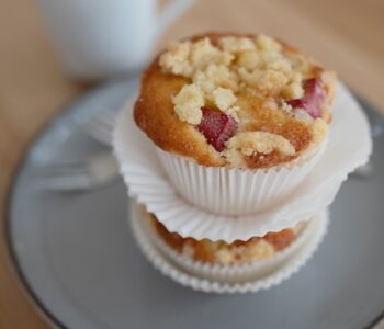 Frühlings-Rezept: Rhabarbermuffins mit Streuseln