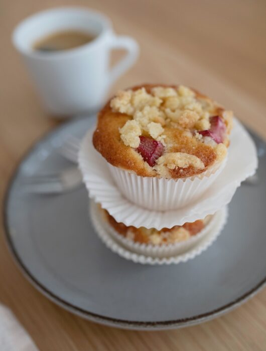 Frühlings-Rezept: Rhabarbermuffins mit Streuseln