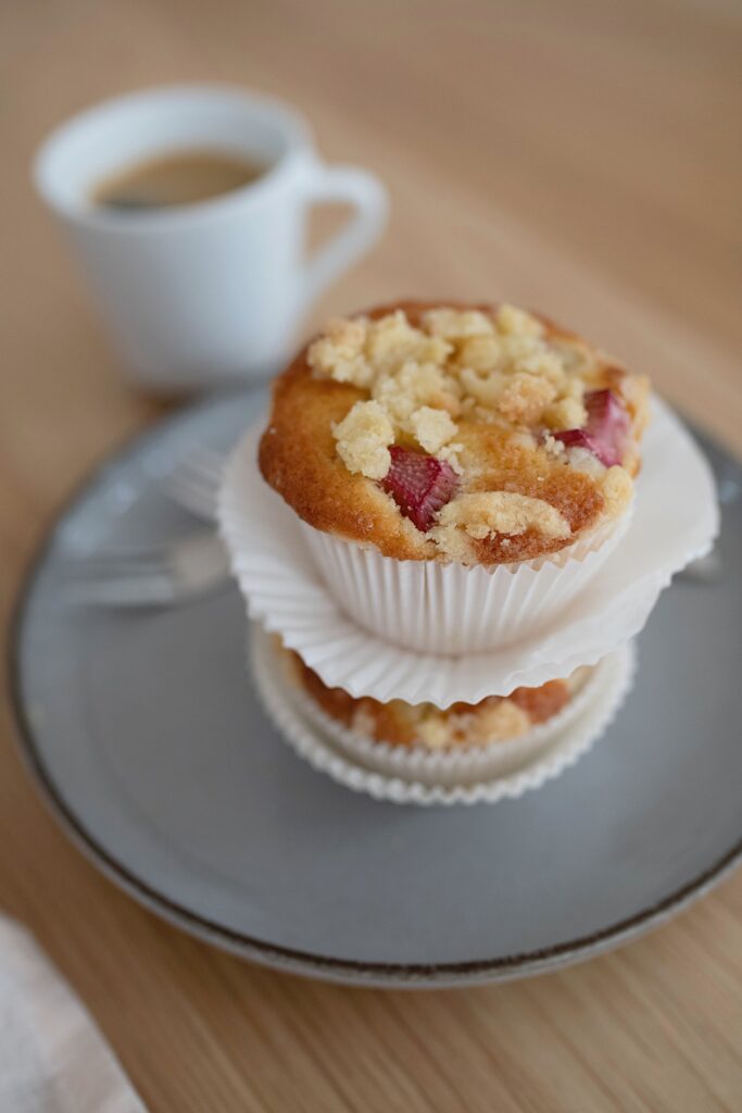 Frühlings-Rezept: Rhabarbermuffins mit Streuseln