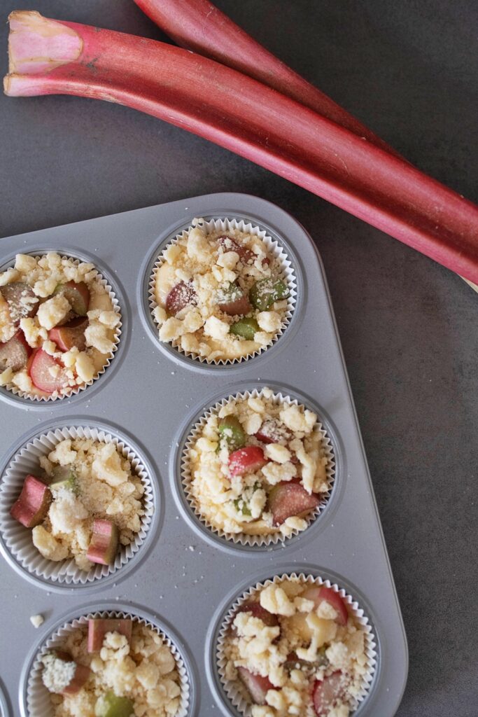 Frühlings-Rezept: Rhabarbermuffins mit Streuseln