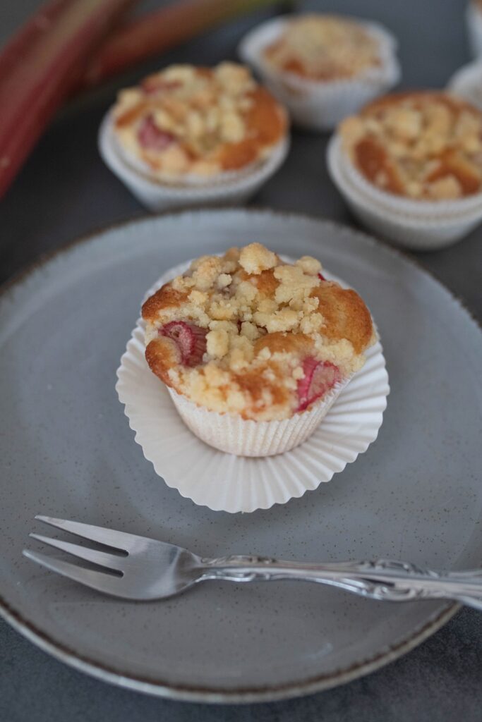 Frühlings-Rezept: Rhabarbermuffins mit Streuseln